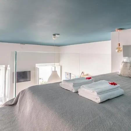 Plum Guide - The Azure Mezzanine Apartment Lissabon